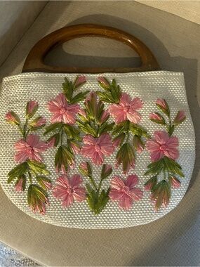 Vintage boho Raffia Floral Embroidered Handbag purse Wooden Handle Pink & Green